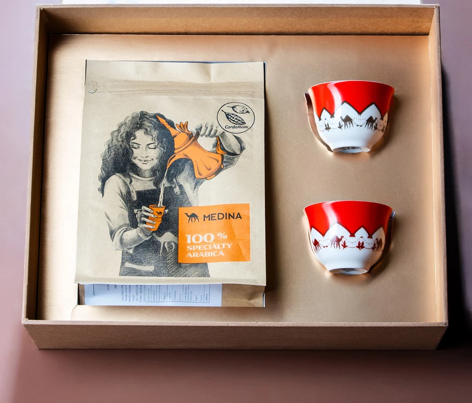 Coffee box with two patterned cups