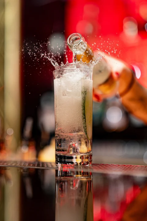 Cocktail pour with frozen splash