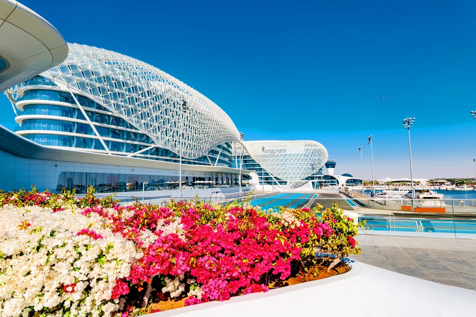 Curved lattice building flower garden