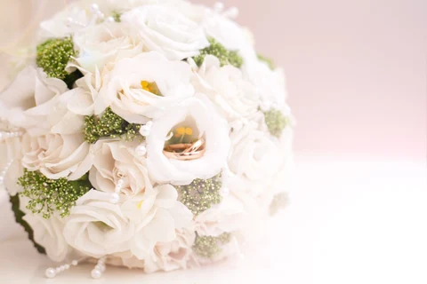 White bridal bouquet detail